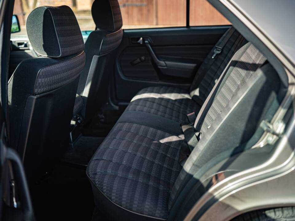 Immagine 43/73 di Mercedes-Benz 190 D 2.5 (1990)
