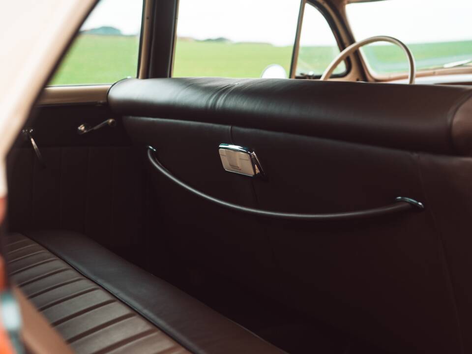 Image 20/28 of Chevrolet Deluxe Styleline (1952)