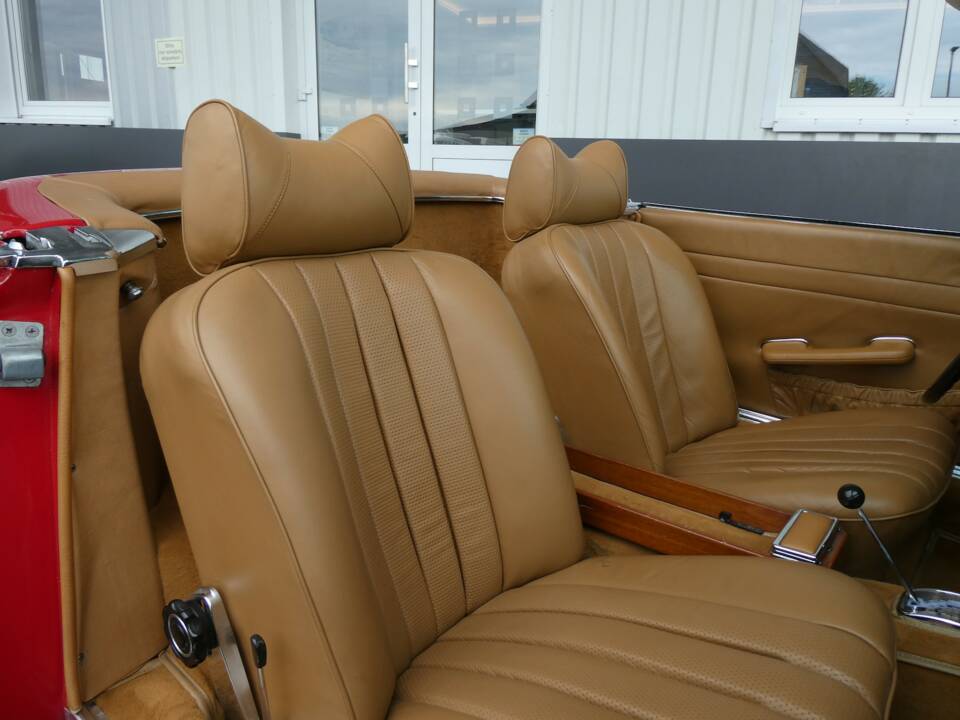 Image 14/27 of Mercedes-Benz 280 SL (1969)