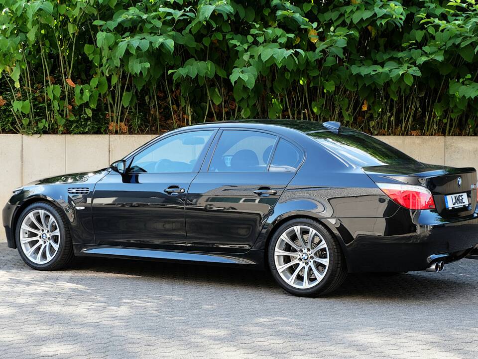 Image 7/51 of BMW M5 (2007)