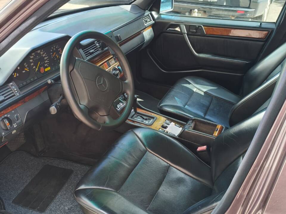 Afbeelding 5/9 van Mercedes-Benz 400 E (1993)