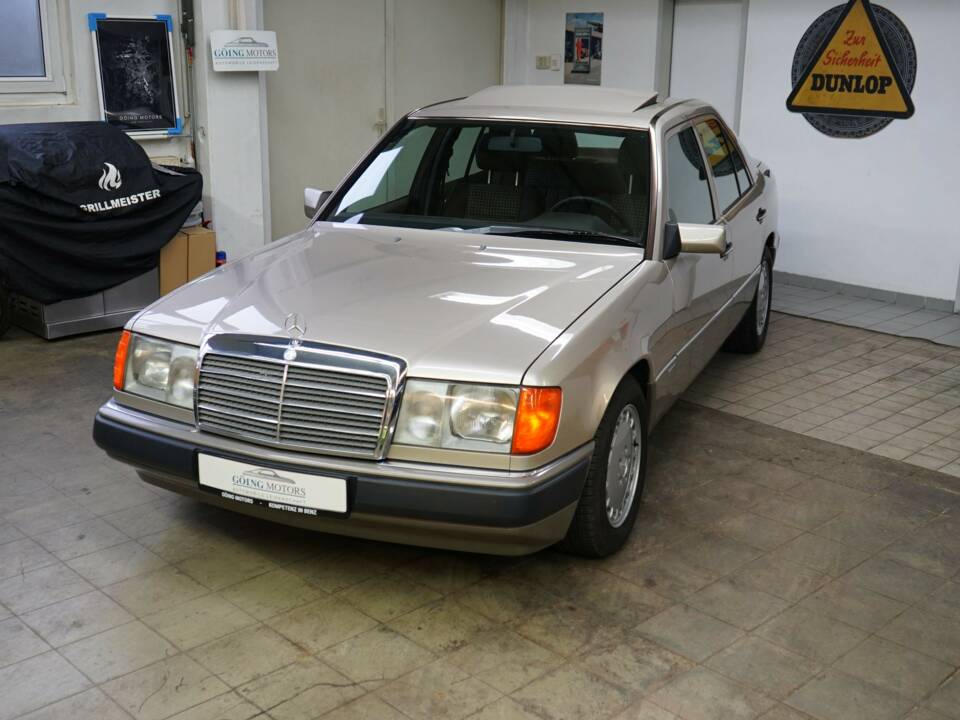 Bild 9/33 von Mercedes-Benz 230 E (1990)