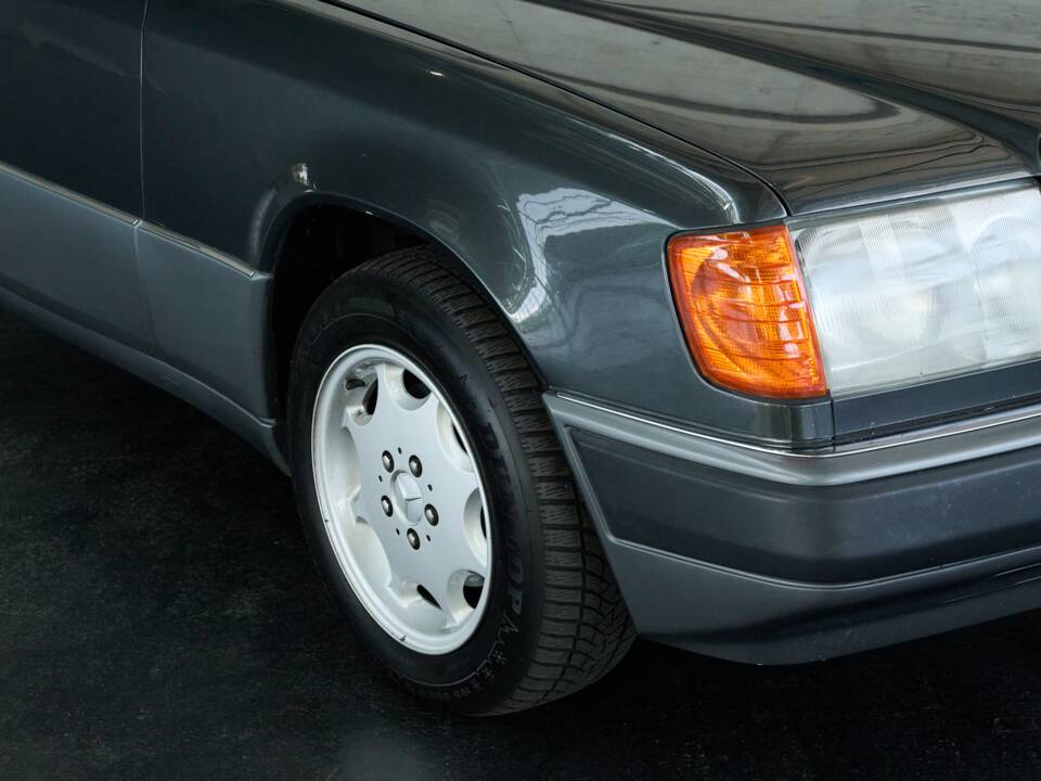Bild 27/50 von Mercedes-Benz 300 CE (1991)