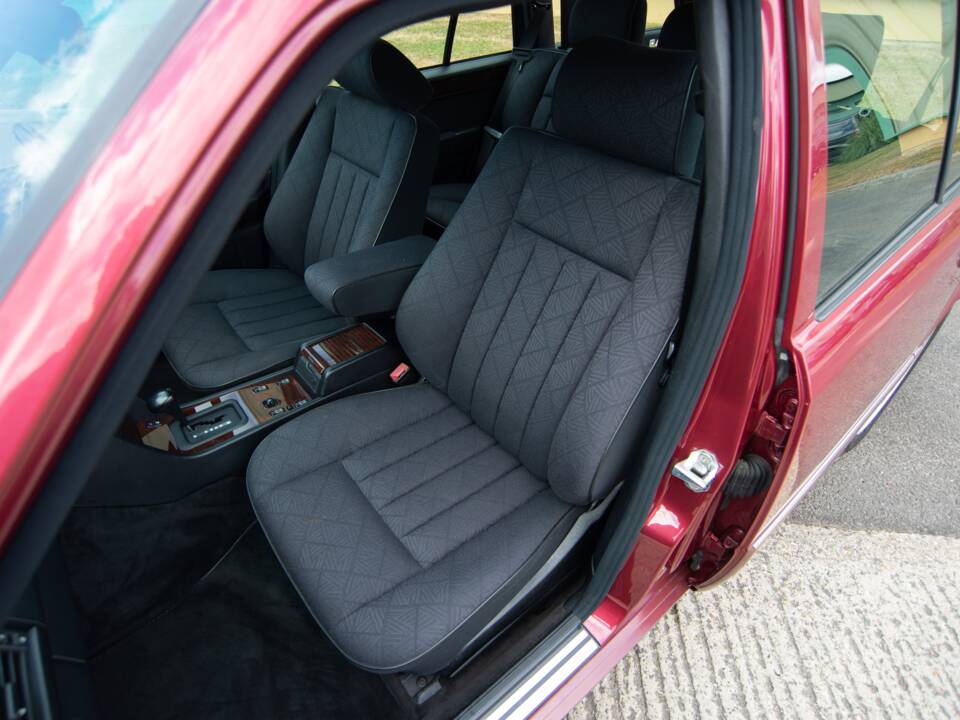 Bild 12/28 von Mercedes-Benz E 320 T (1993)