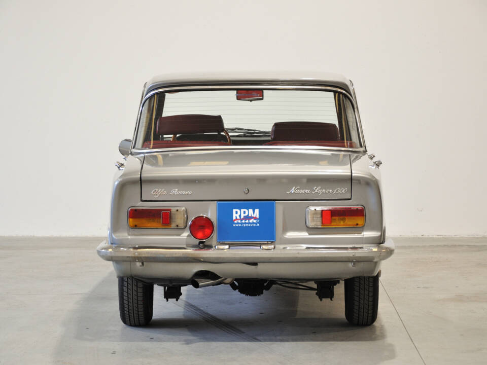 Image 22/34 of Alfa Romeo Giulia Nuova Super 1300 (1975)