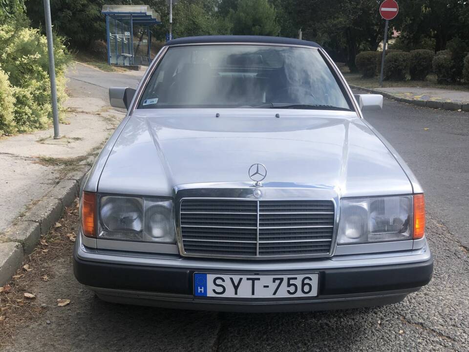 Image 7/8 of Mercedes-Benz 300 CE (1992)