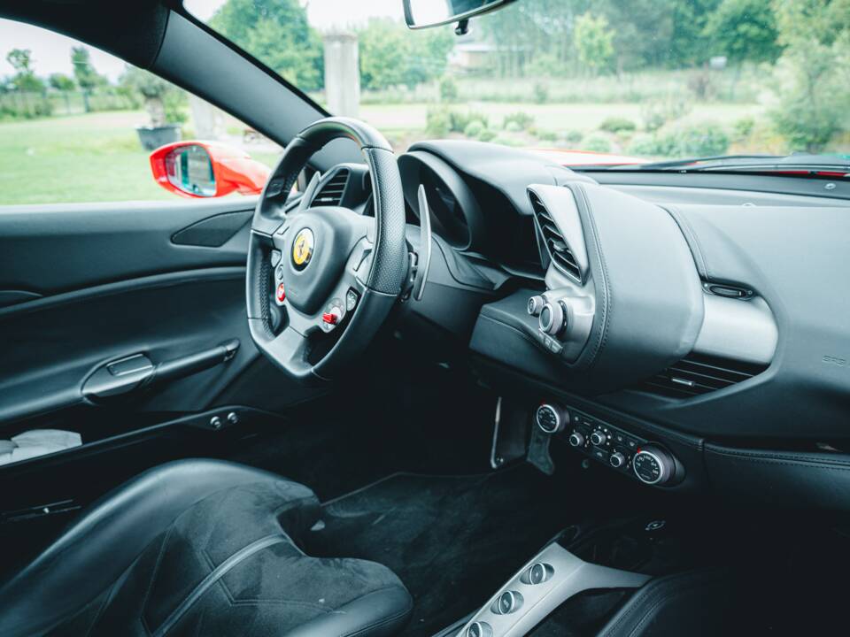 Image 50/56 of Ferrari 488 GTB (2020)