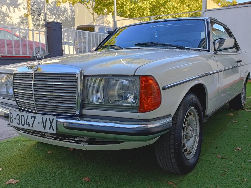 Image 3/18 de Mercedes-Benz 280 CE (1981)