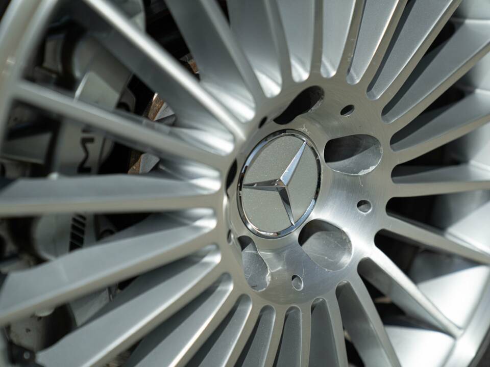 Image 13/50 of Mercedes-Benz SL 55 AMG (2002)