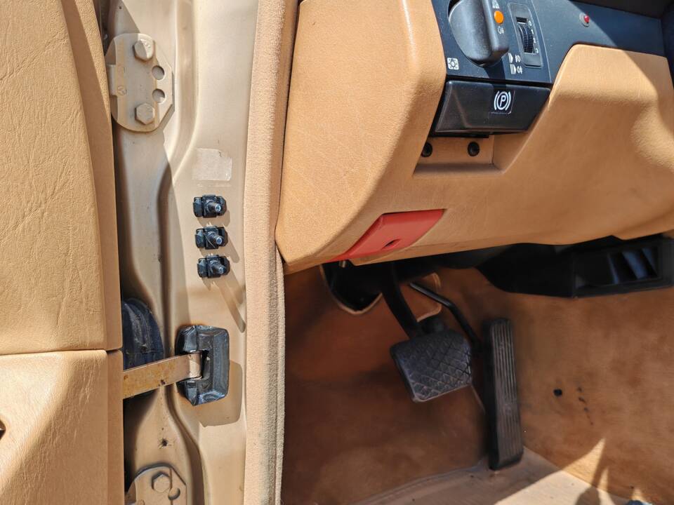 Image 28/42 of Mercedes-Benz 300 CE (1988)