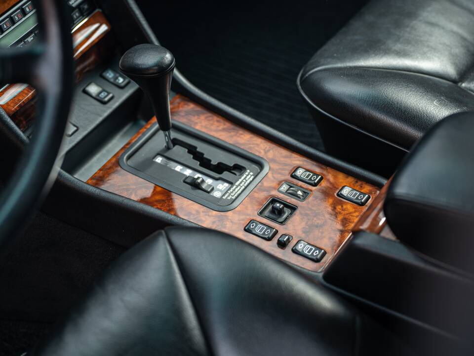 Image 32/91 of Mercedes-Benz 560 SEL (1990)