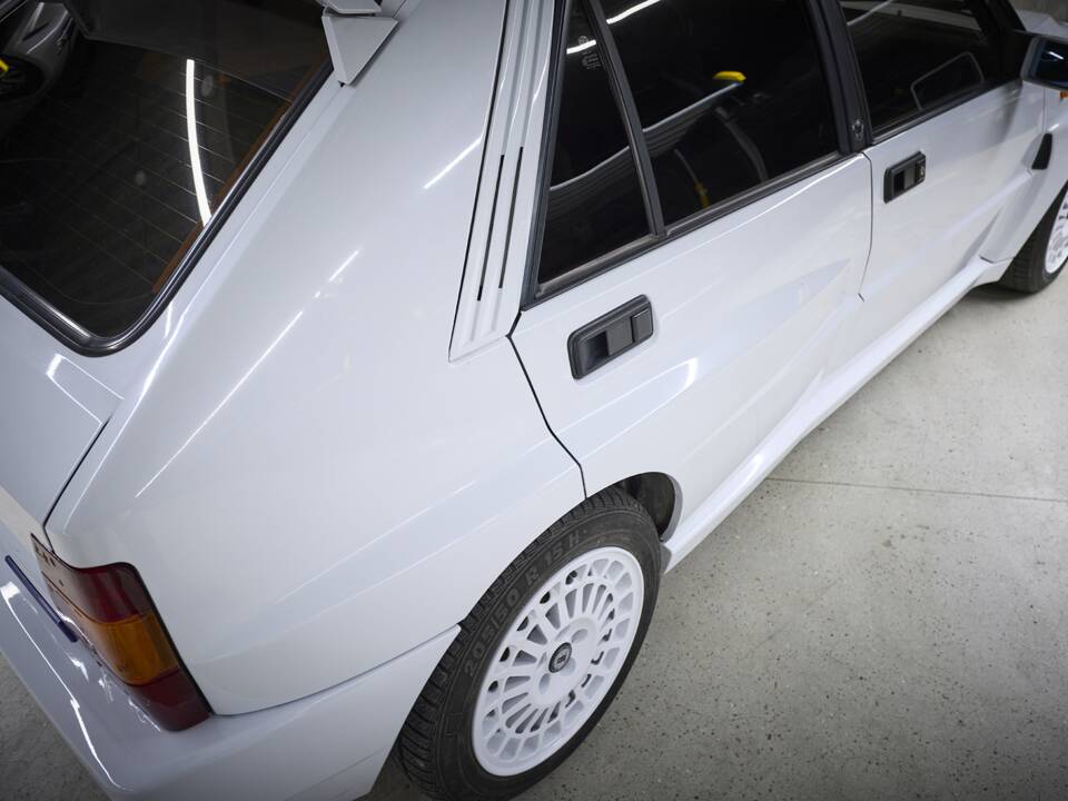 Image 14/93 of Lancia Delta HF Integrale Evoluzione I (1992)