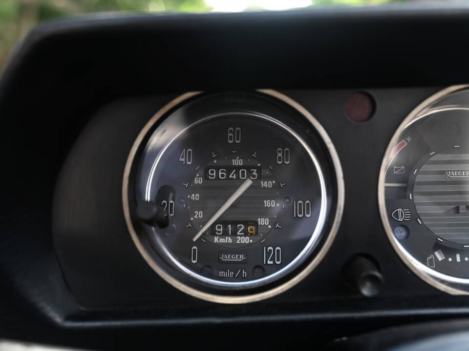 Image 22/26 of Peugeot 504 Convertible (1974)