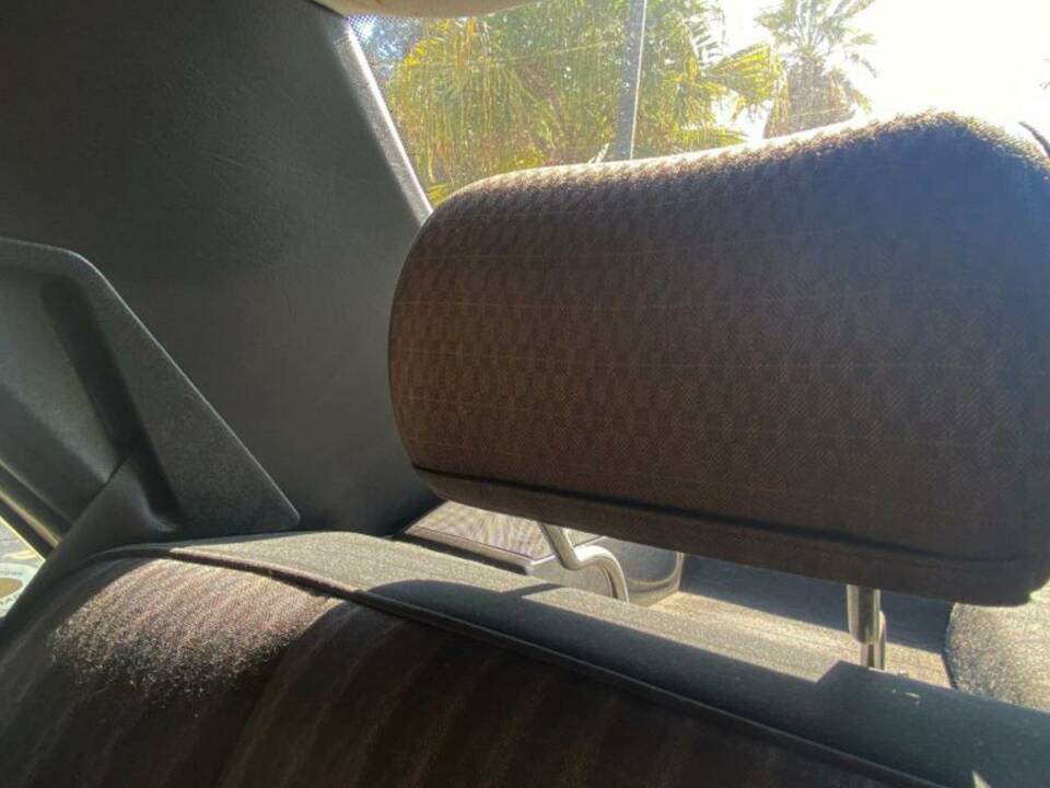 Image 39/48 of Mercedes-Benz E 200 (1991)