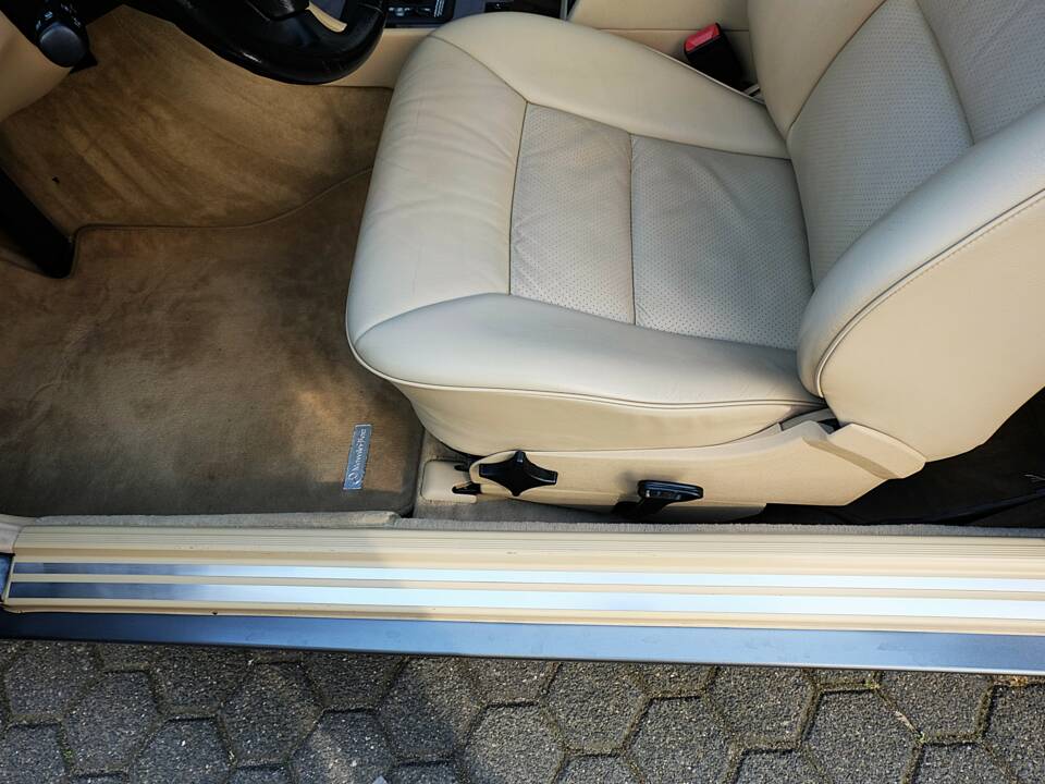 Image 21/63 of Mercedes-Benz 300 CE (1991)