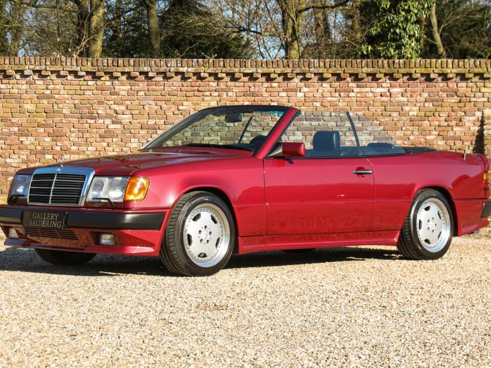 Immagine 31/50 di Mercedes-Benz 300 CE-24 3.4 AMG (1993)