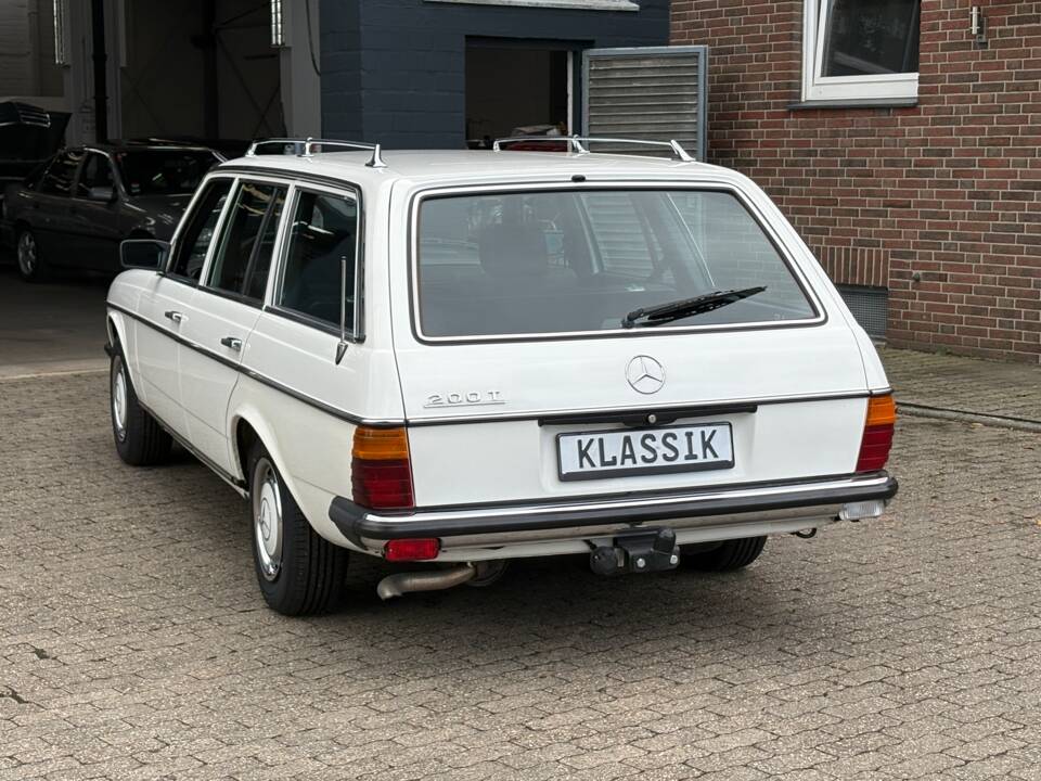 Image 10/66 of Mercedes-Benz 200 T (1984)