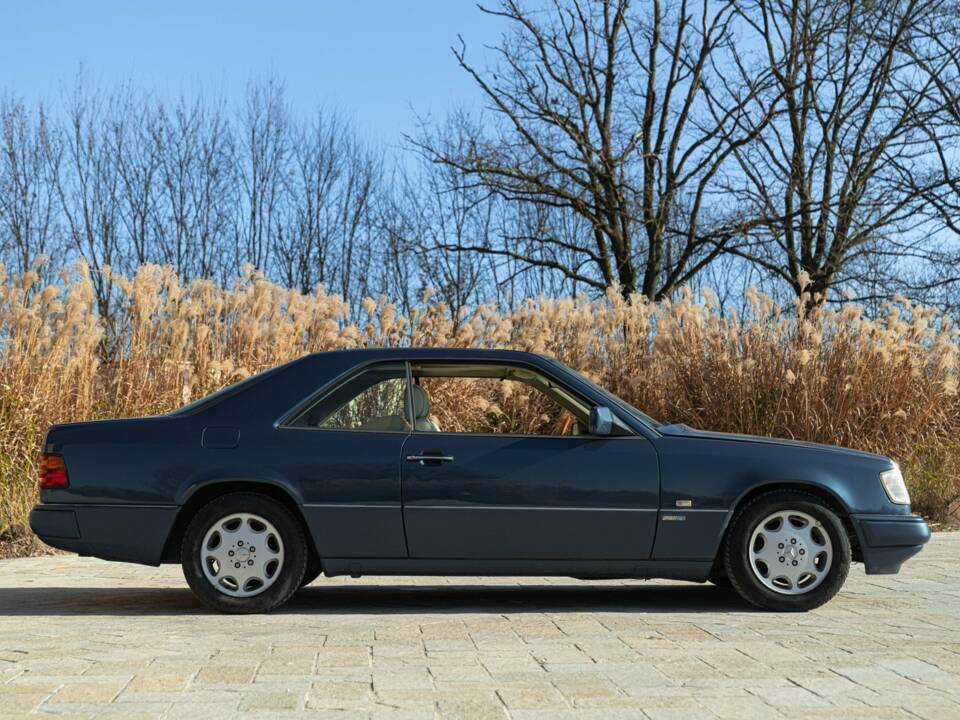 Immagine 4/50 di Mercedes-Benz 200 CE (1992)