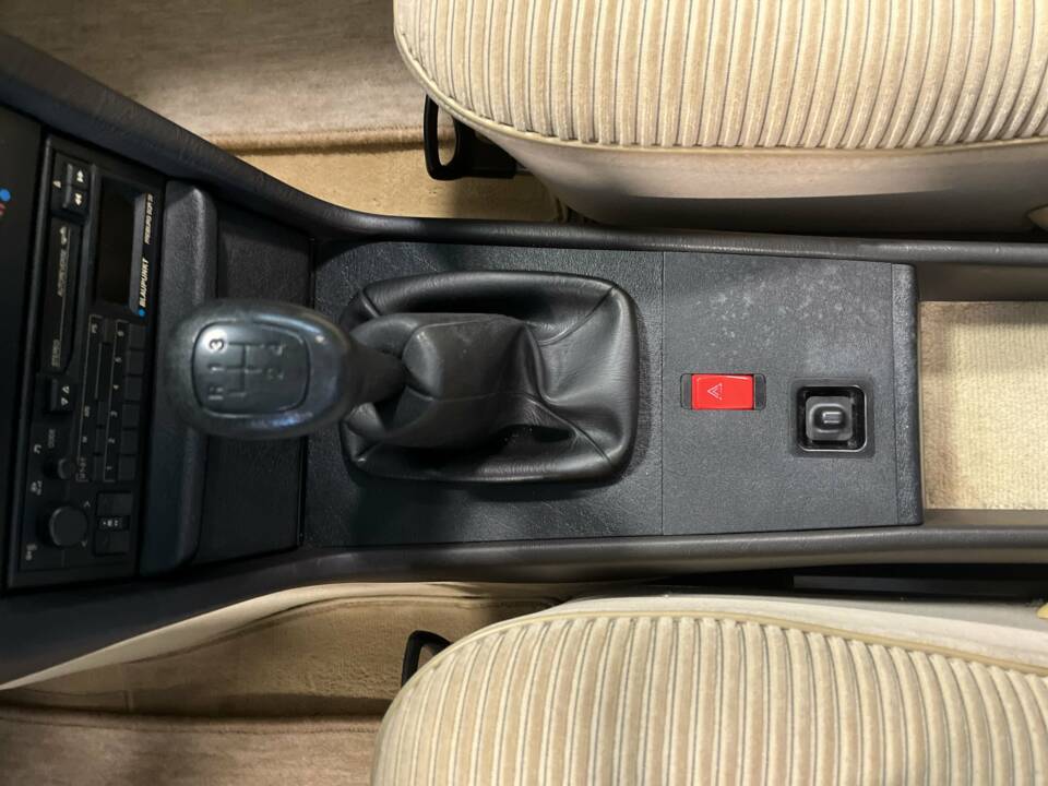 Image 21/21 of Mercedes-Benz 230 E (1983)