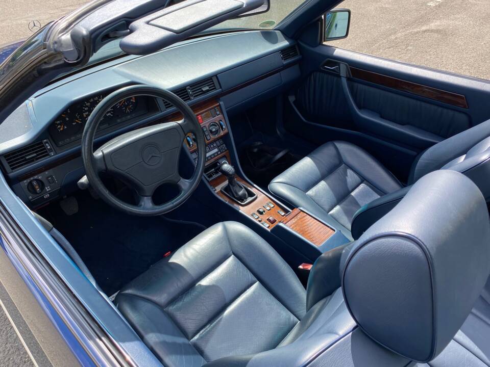 Image 30/31 of Mercedes-Benz E 220 (1994)