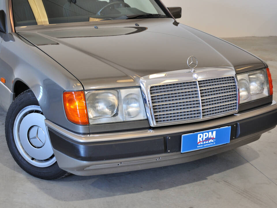 Image 4/25 of Mercedes-Benz 200 E (1992)