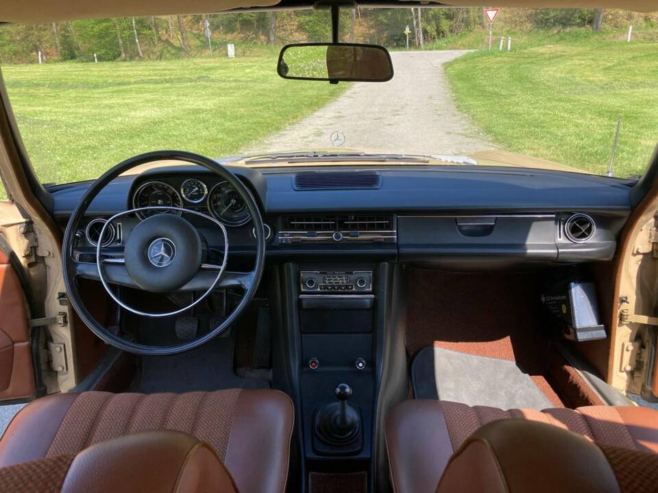 Image 24/49 de Mercedes-Benz 230&#x2F;4 (1974)