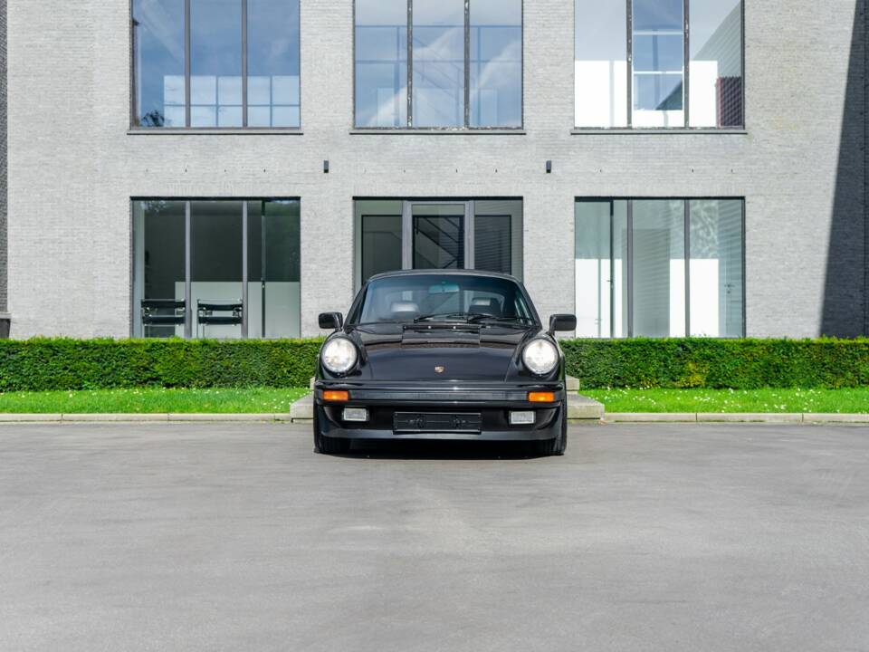 Image 25/33 of Porsche 911 Carrera 3.2 (1987)