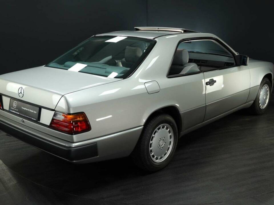 Afbeelding 6/50 van Mercedes-Benz 230 CE (1988)