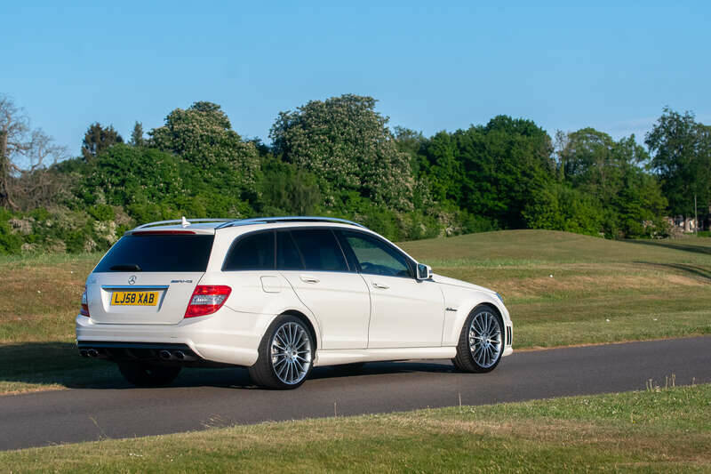 Immagine 15/50 di Mercedes-Benz C 63 AMG T (2009)