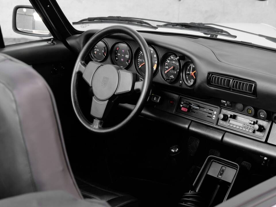 Image 24/46 de Porsche 911 Carrera 3.2 (1984)