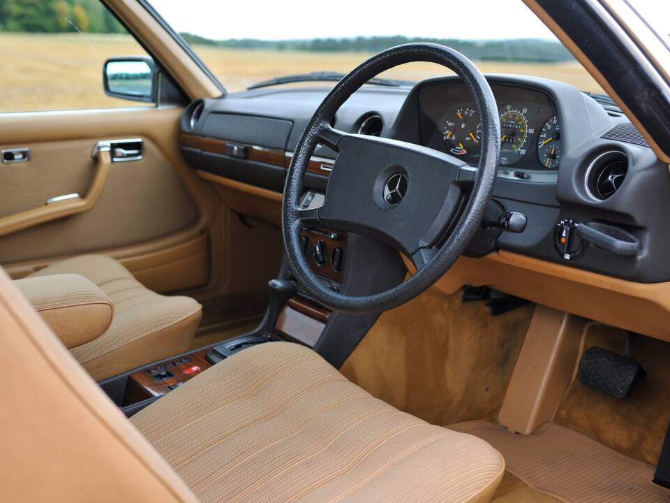 Image 21/33 of Mercedes-Benz 230 CE (1985)