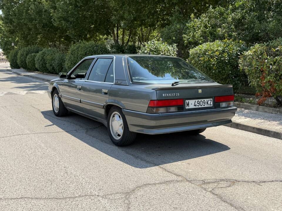 Image 4/8 of Renault R 25 V6 Turbo (1990)