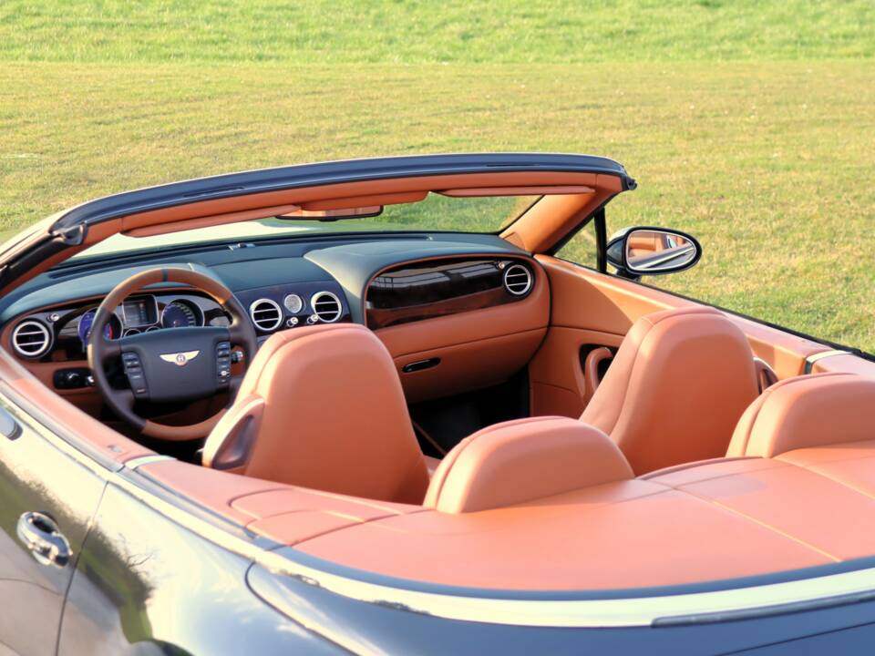 Image 33/50 of Bentley Continental GTC (2007)