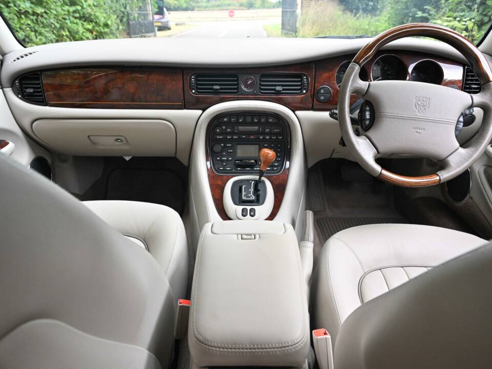 Immagine 50/50 di Jaguar XJ 8 Executive (2002)