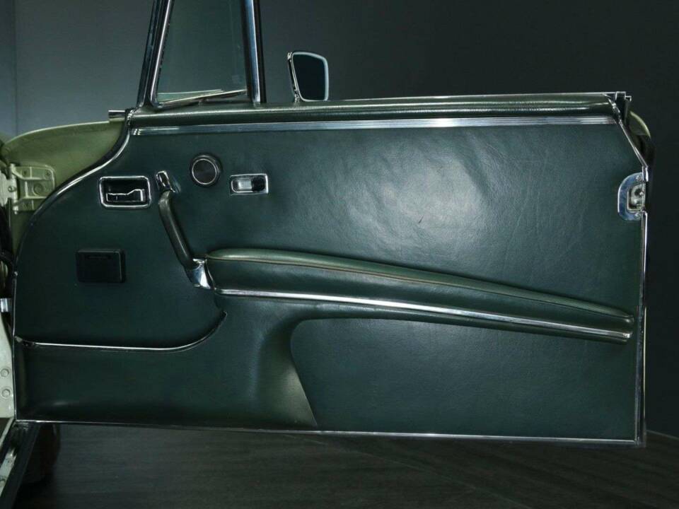 Image 22/30 of Mercedes-Benz 280 SE (1970)