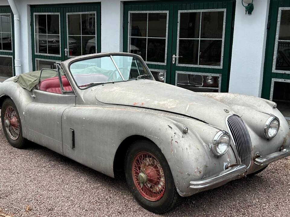 Image 2/16 of Jaguar XK 120 DHC (1950)