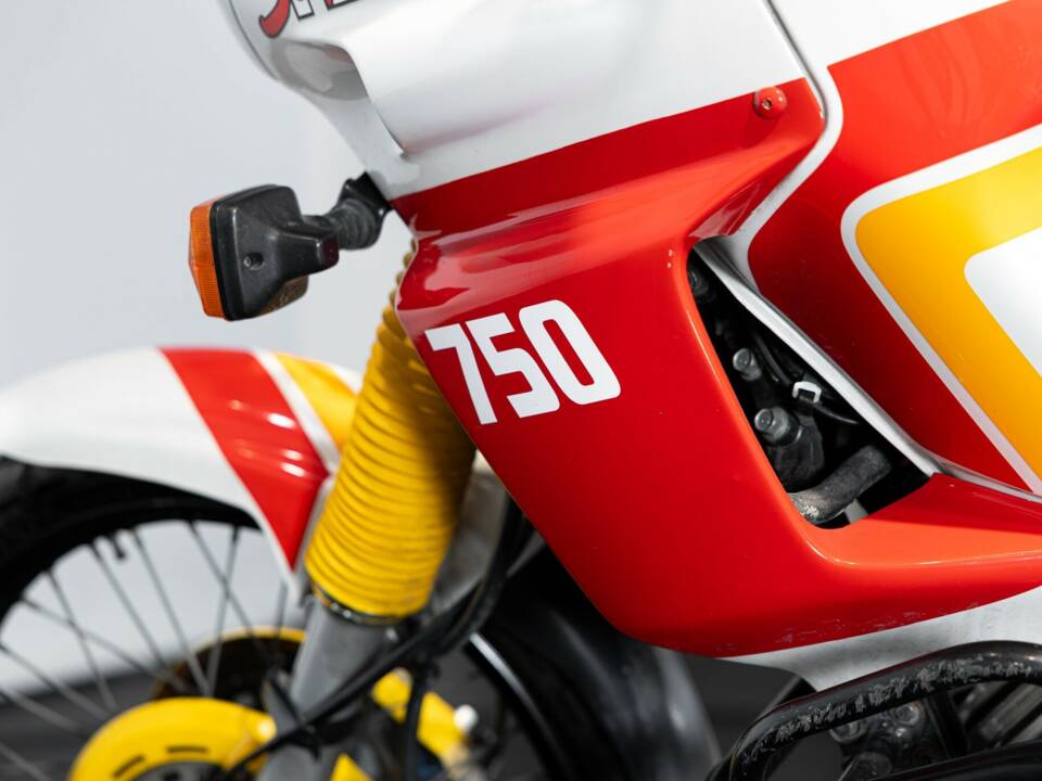 Image 29/35 of Yamaha DUMMY (1989)