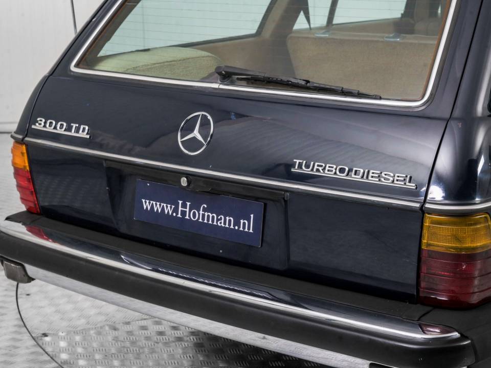 Bild 23/50 von Mercedes-Benz 300 D Turbodiesel (1982)