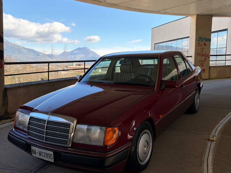 Image 11/50 of Mercedes-Benz E 200 (1993)