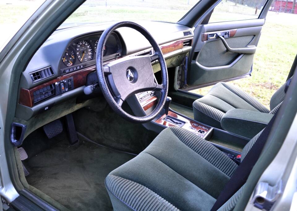 Immagine 14/25 di Mercedes-Benz 500 SEL (1984)