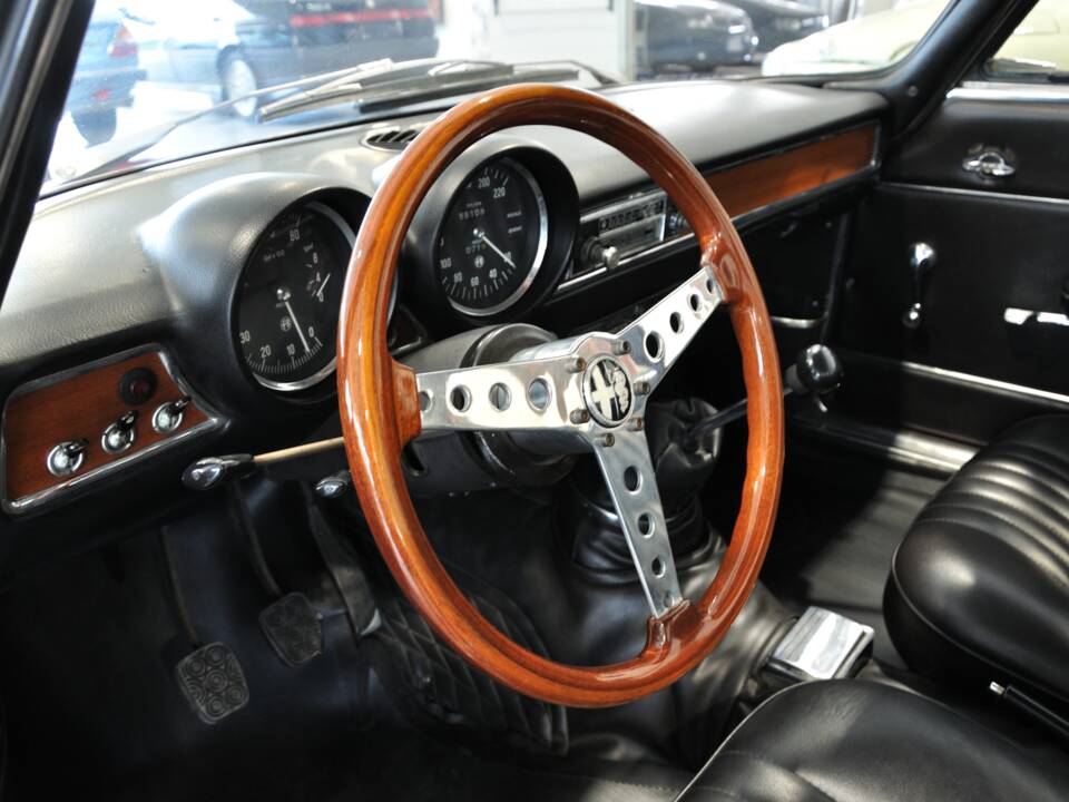 Imagen 36/43 de Alfa Romeo Giulia GT 1300 Junior (1971)