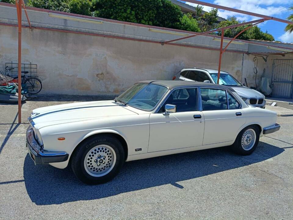 Image 40/50 of Jaguar XJ6 3.2 Sovereign (1983)