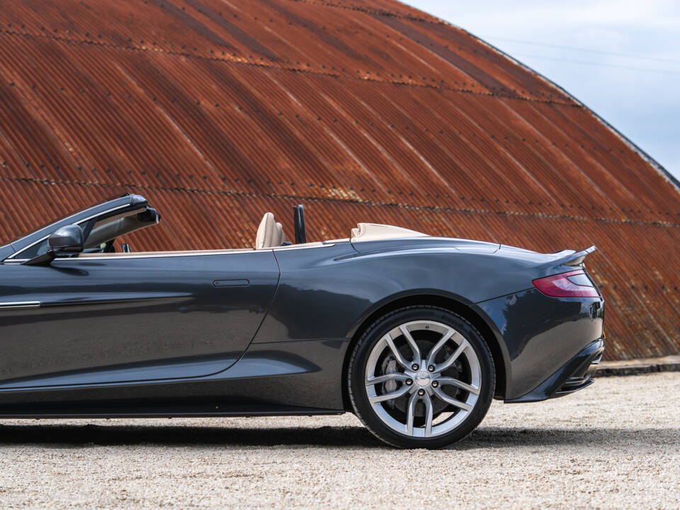 Image 13/35 of Aston Martin Vanquish (2017)
