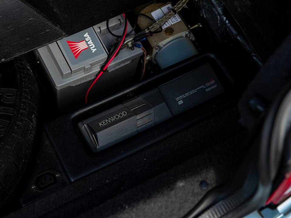 Immagine 7/46 di Aston Martin DB 7 Vantage Volante (2000)