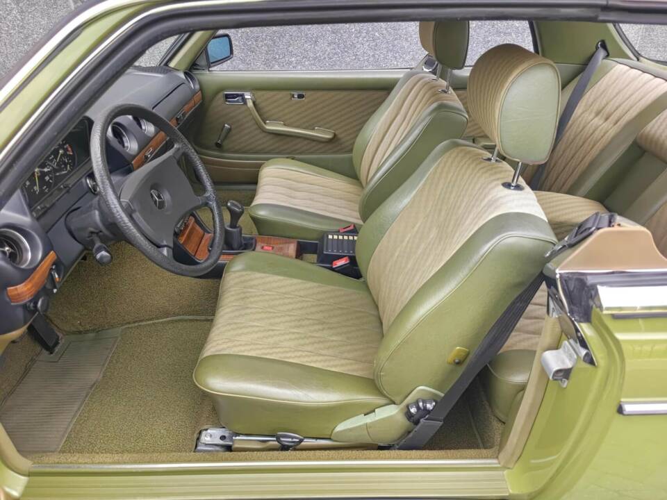 Immagine 33/50 di Mercedes-Benz 230 CE (1982)