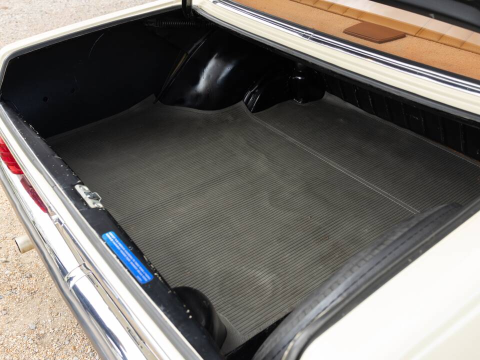 Imagen 25/40 de Mercedes-Benz 230/4 (1976)