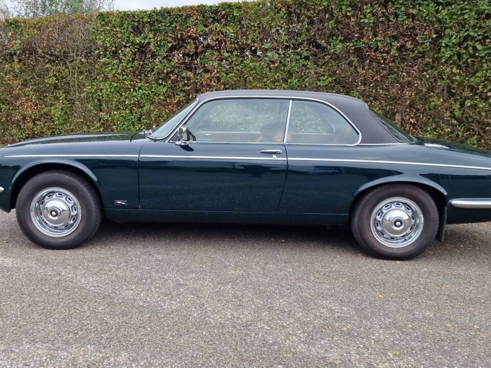 Image 7/30 of Jaguar XJ 6 C 4.2 (1976)