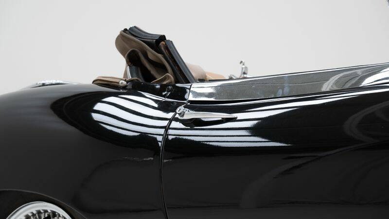 Image 14/15 of Jaguar E-Type (1969)