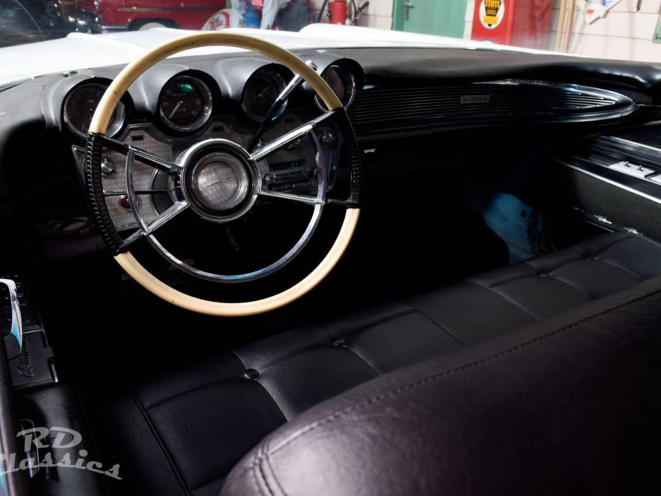 Image 21/47 of Lincoln Continental Sedan (1960)