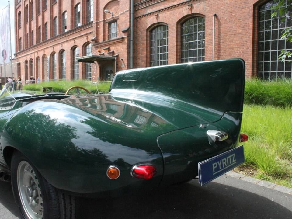 Image 14/16 of Jaguar D-Type (1964)